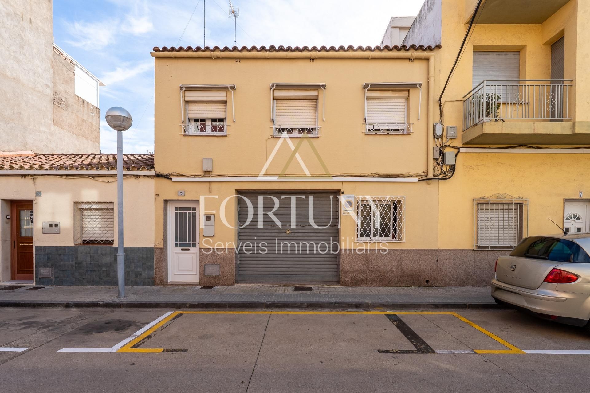 Vista exterior de Casa adosada en venda en Vila-seca amb Jardí privat