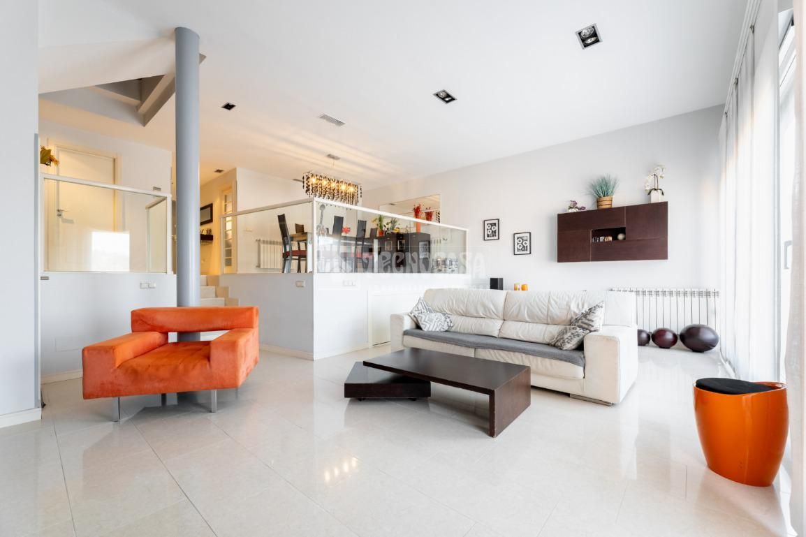 Sala d'estar de Casa o xalet en venda en Torrelodones amb Aire condicionat, Jardí privat i Terrassa