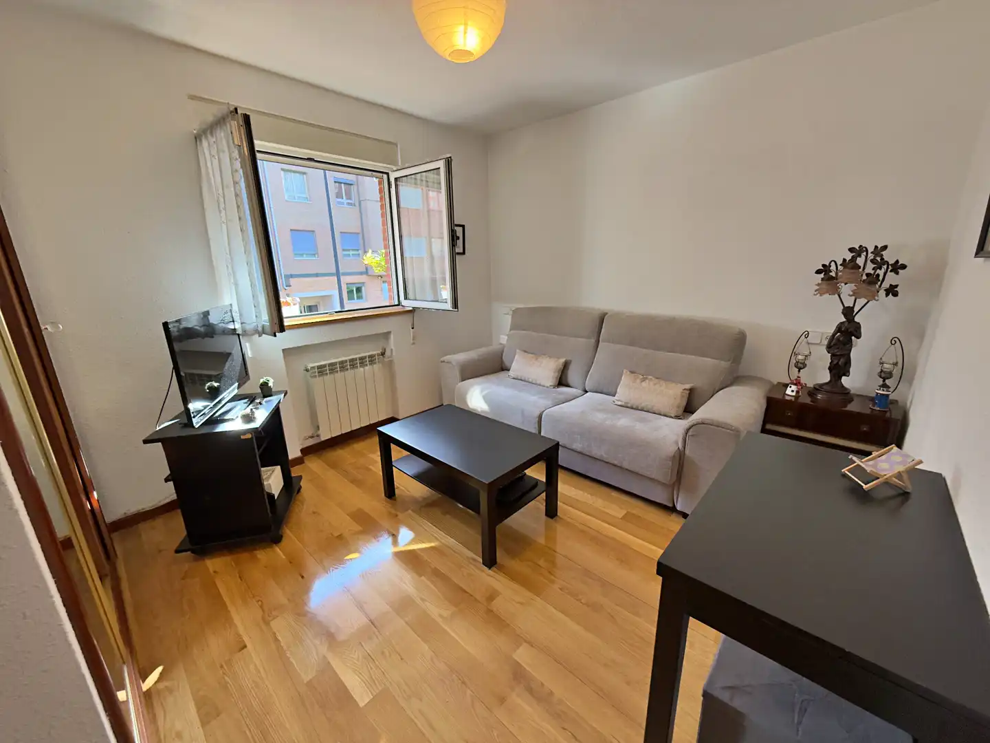 Sala d'estar de Casa o xalet en venda en Oviedo  amb Calefacció, Jardí privat i Parquet