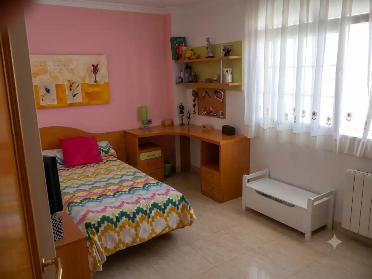 Dormitori de Casa adosada en venda en Sagunto / Sagunt amb Aire condicionat, Calefacció i Jardí privat