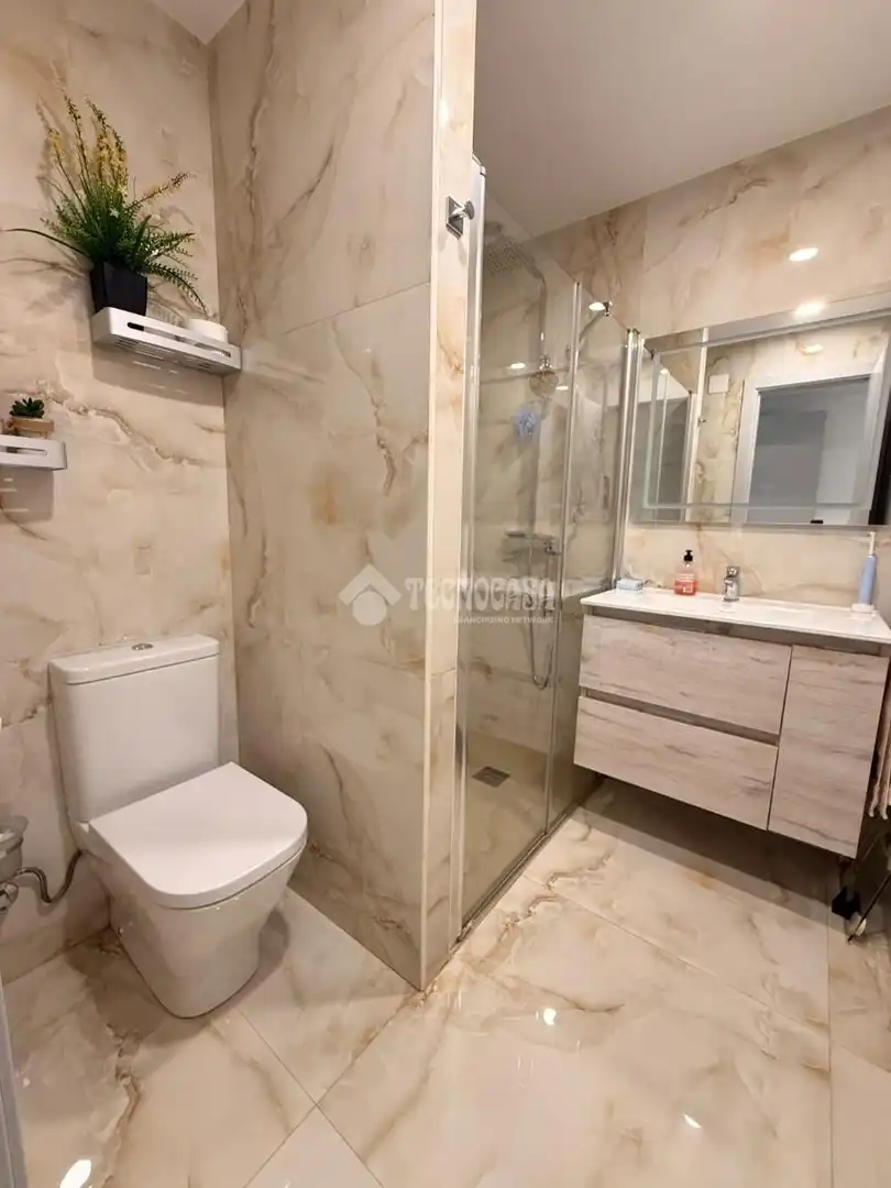 Badezimmer von Einfamilien-Reihenhaus zum Verkauf in Alcalá de Guadaira mit Klimaanlage und Terrasse