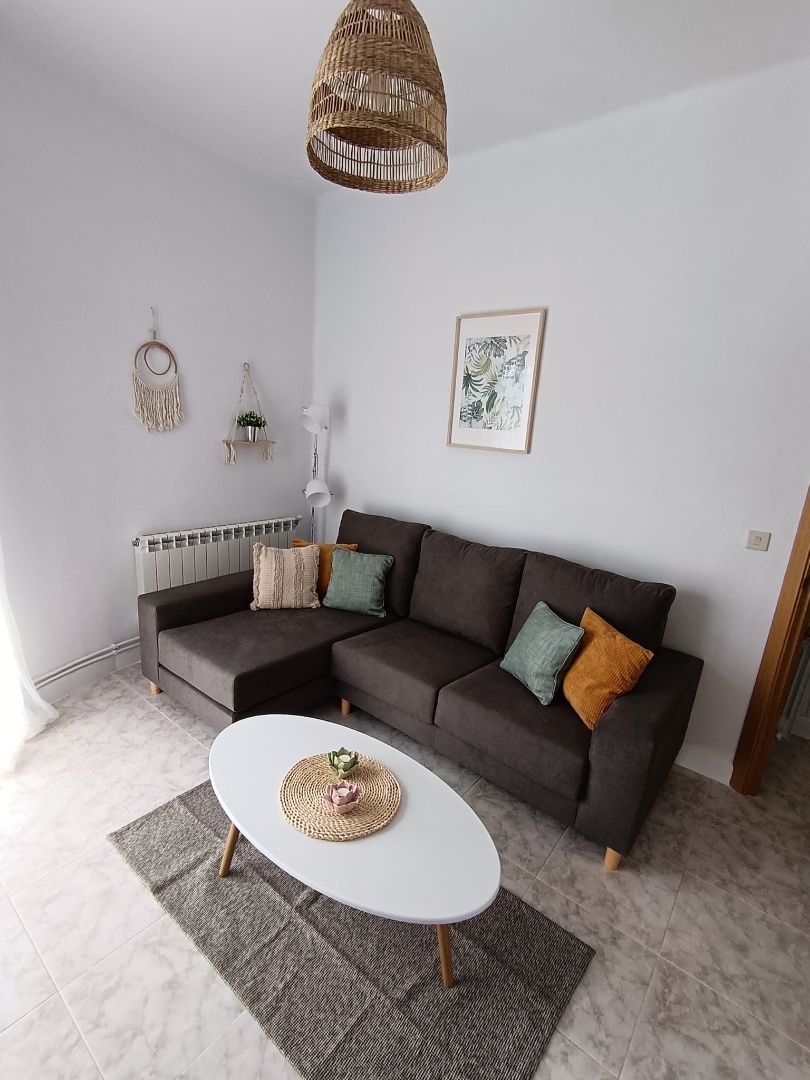 Sala d'estar de Apartament de lloguer en Ponferrada amb Calefacció, Moblat i Forn