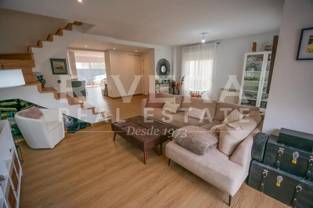 Sala d'estar de Casa adosada en venda en Sanxenxo amb Calefacció, Jardí privat i Terrassa