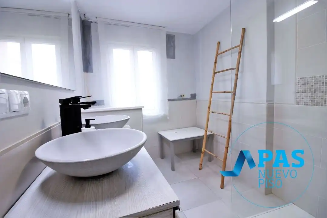 Badezimmer von Wohnung zur Miete in Santander mit Balkon