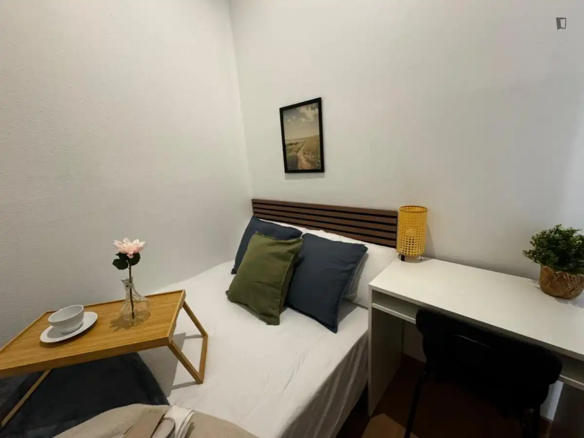 Habitación de Apartamento de alquiler en  Madrid Capital con Amueblado, Lavadora y Microondas