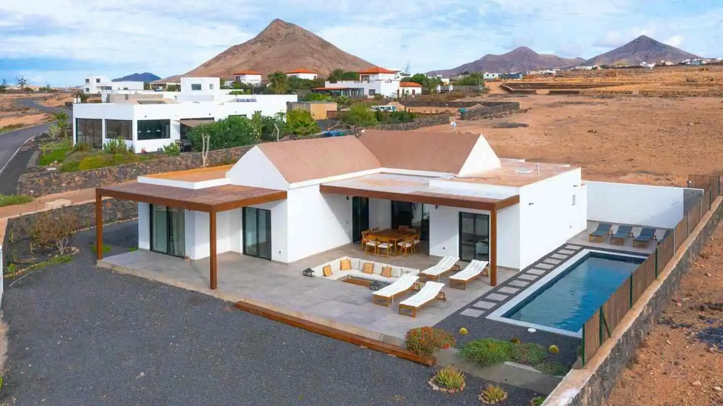 Vista exterior de Casa o xalet en venda en La Oliva amb Jardí privat, Terrassa i Traster