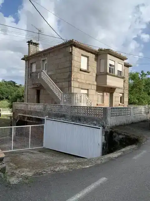 Vista exterior de Casa o xalet en venda en Pontevedra Capital  amb Calefacció, Jardí privat i Traster