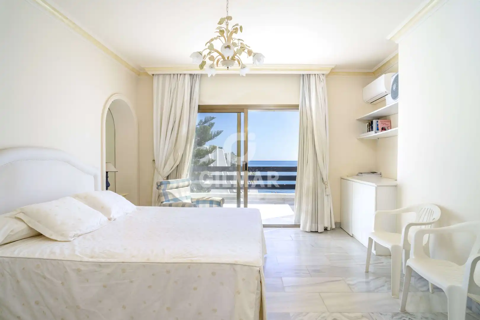 Schlafzimmer von Einfamilien-Reihenhaus zum Verkauf in Marbella mit Heizung, Privatgarten und Schwimmbad