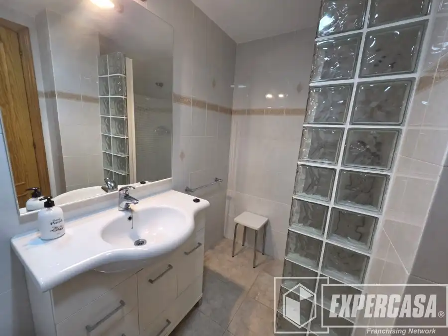 Bany de Apartament de lloguer en Cullera amb Terrassa, Piscina i Moblat