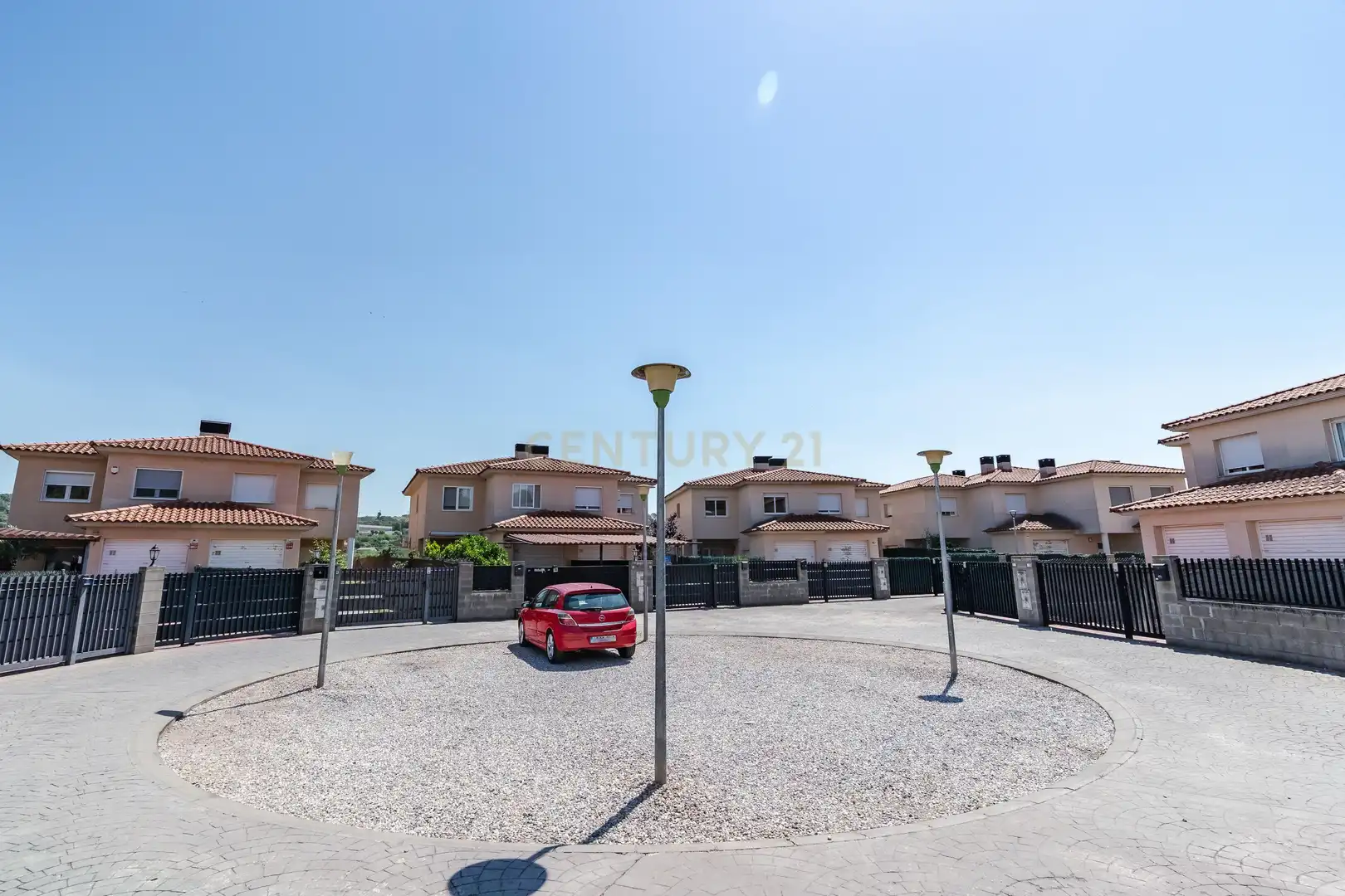 Außenansicht von Einfamilien-Reihenhaus zum Verkauf in Vila-rodona mit Privatgarten und Ofen