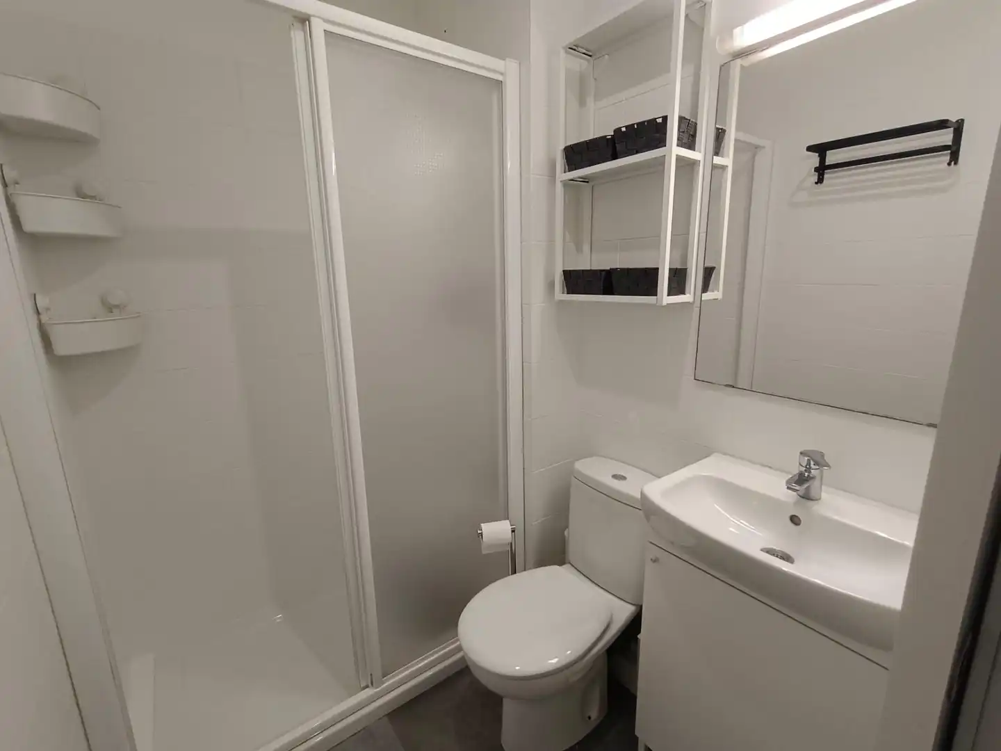 Badezimmer von Wohnungen zur Miete in Barcelona mit Klimaanlage, Heizung und Parkett