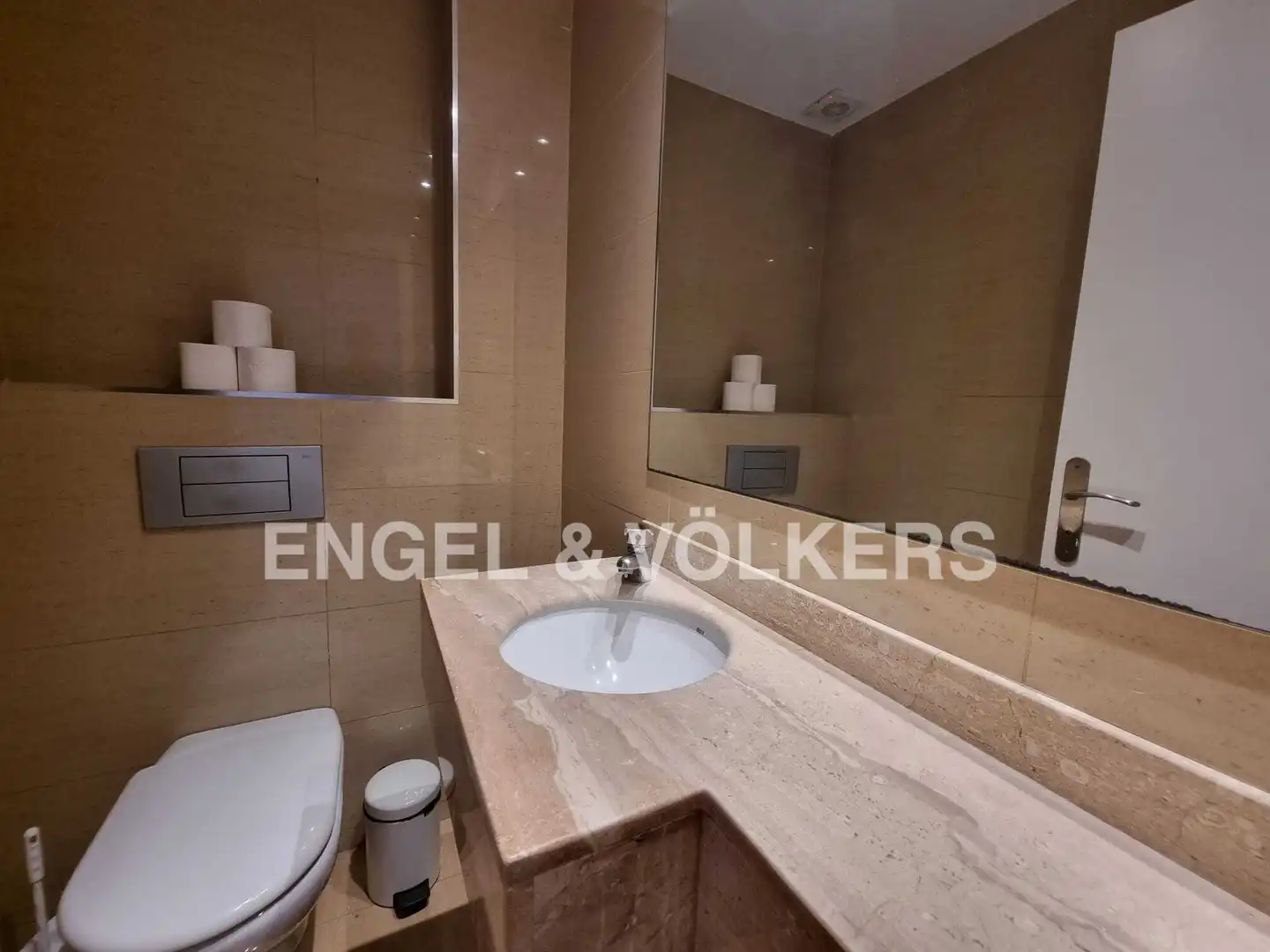 Badezimmer von Wohnung zur Miete in Barcelona mit Klimaanlage, Heizung und Parkett