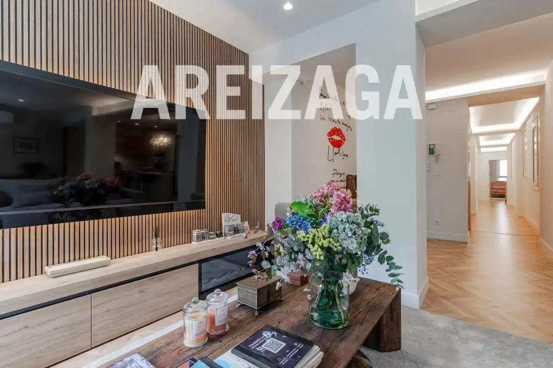 Sala d'estar de Pis en venda en Donostia - San Sebastián  amb Aire condicionat, Calefacció i Terrassa