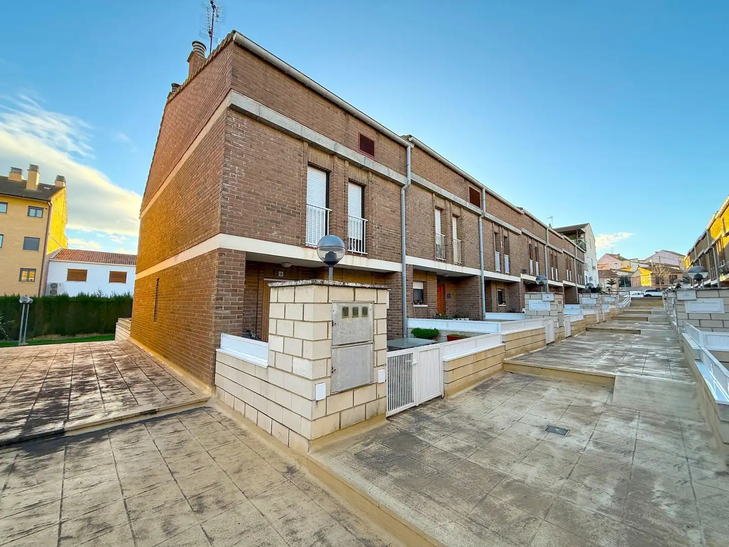 Außenansicht von Einfamilien-Reihenhaus zum Verkauf in Villanueva de Gállego mit Terrasse
