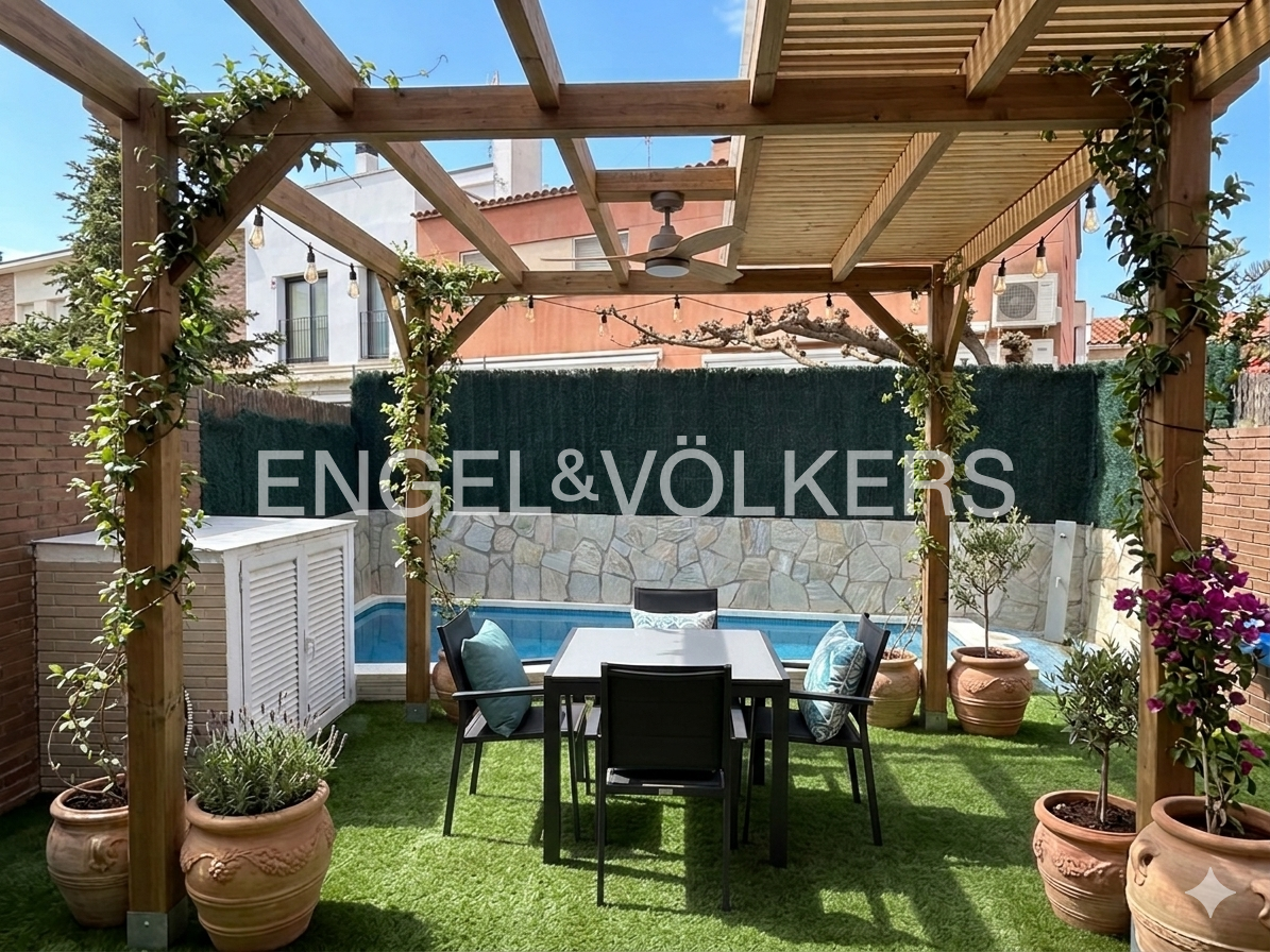Terraza de Casa adosada en venta en Vilanova i la Geltrú con Aire acondicionado, Calefacción y Parquet