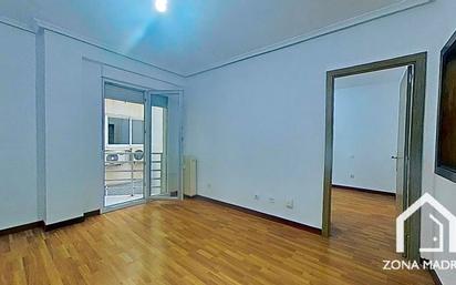 Sala d'estar de Pis en venda en  Madrid Capital amb Balcó