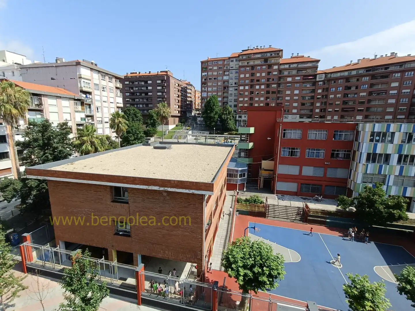 Außenansicht von Wohnung zum Verkauf in Santurtzi  mit Abstellraum und Balkon