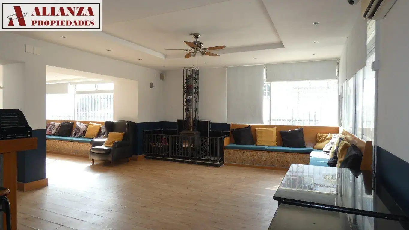 Sala d'estar de Local de lloguer en Benalmádena amb Aire condicionat