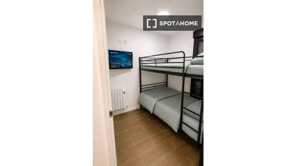 Schlafzimmer von Wohnung zur Miete in Madrid mit Klimaanlage, Heizung und Möbliert