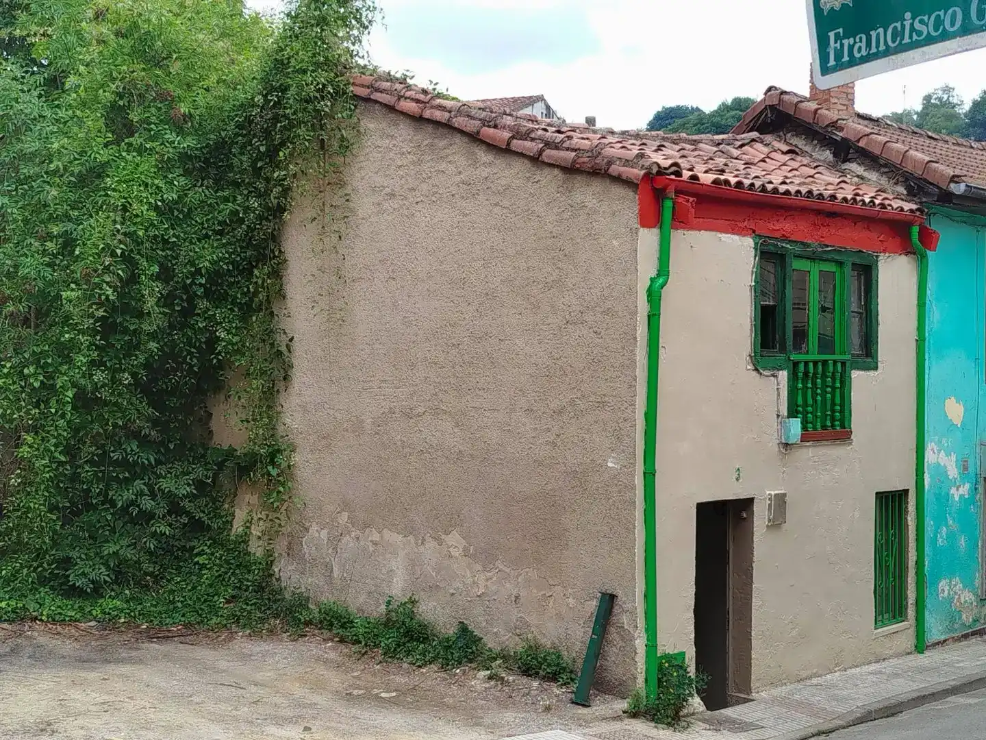 Vista exterior de Casa adosada en venda en Langreo amb Traster