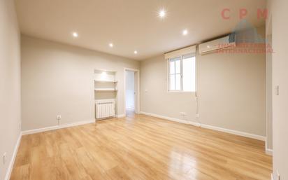 Bedroom of Flat to rent in  Madrid Capital  with Air Conditioner, Heating and Parquet flooring