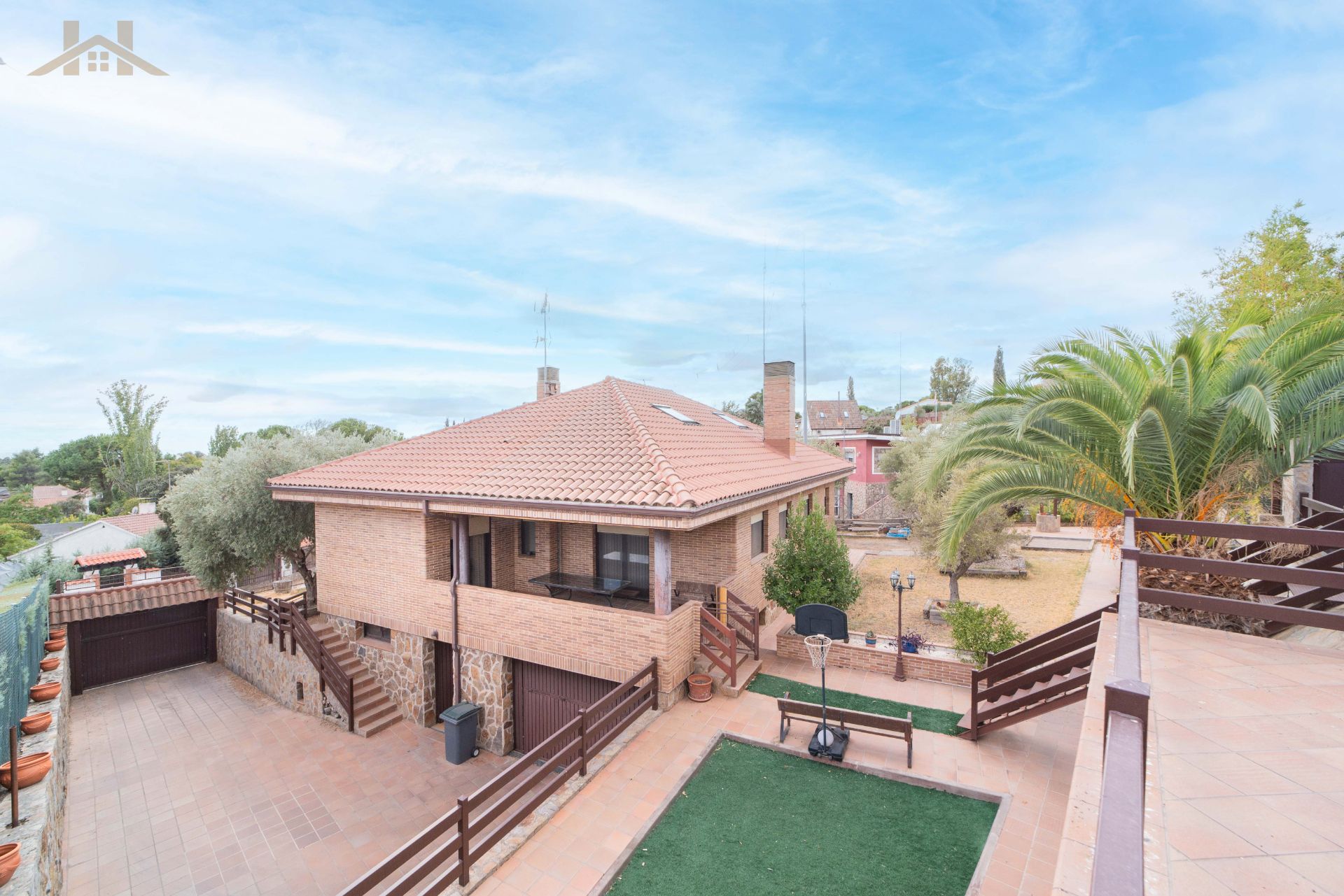 Vista exterior de Casa o xalet en venda en Arroyomolinos (Madrid) amb Jardí privat, Terrassa i Piscina