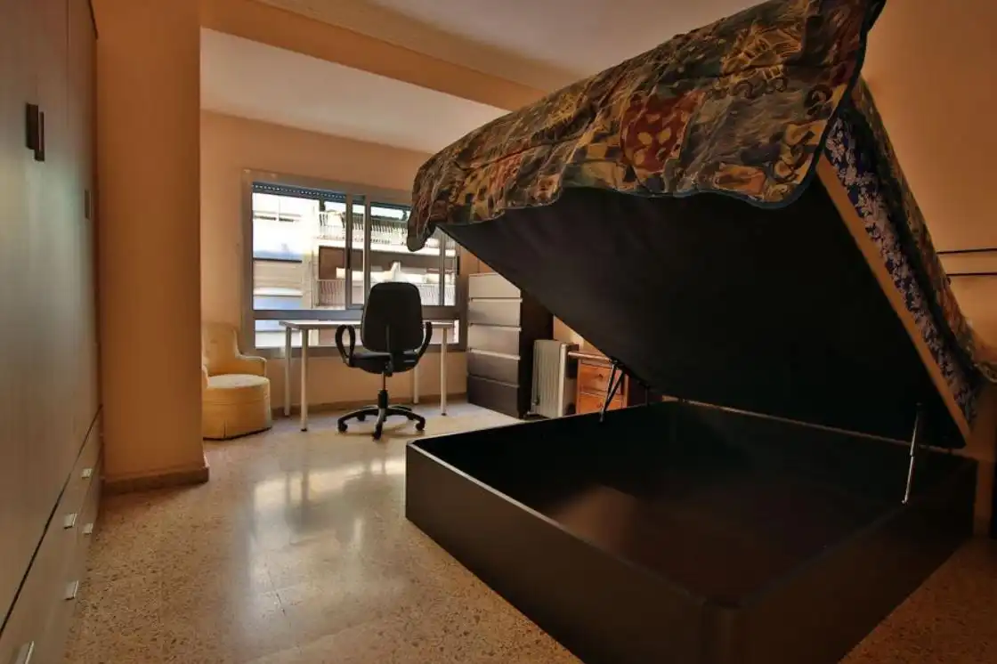 Schlafzimmer von Wohnung zur Miete in Valencia mit Möbliert