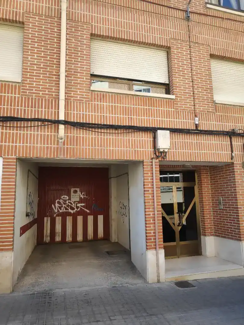 Außenansicht von Garage zum Verkauf in Segovia