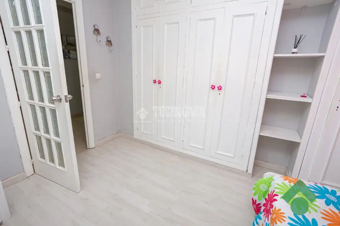 Bedroom of Flat for sale in Algeciras  with Terrace, Storage room and Furnished