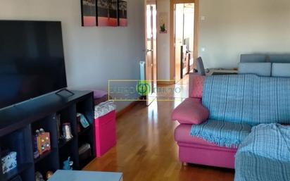 Sala d'estar de Apartament en venda en León Capital  amb Calefacció, Parquet i Terrassa