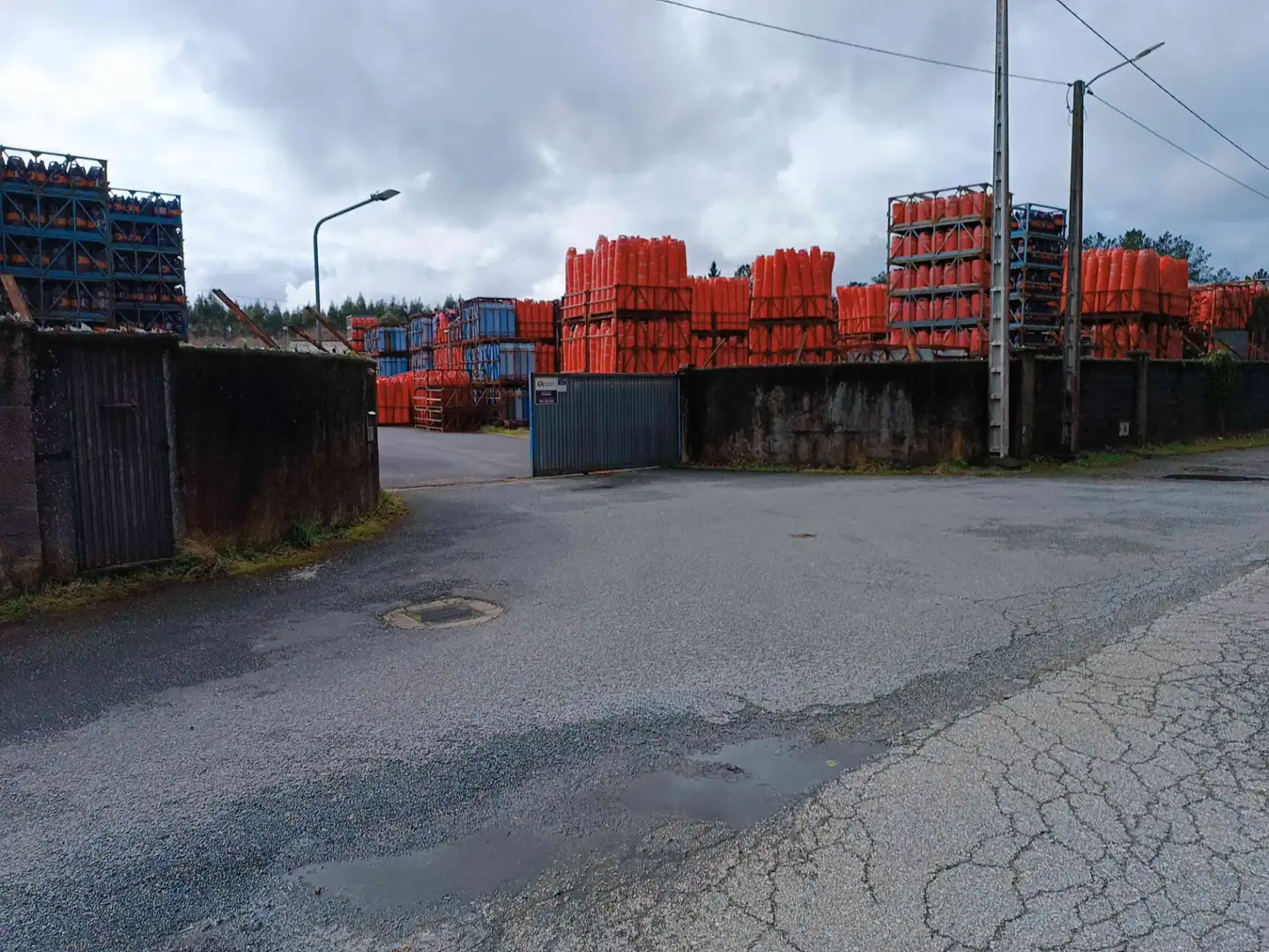 Außenansicht von Fabrikhallen zum Verkauf in Guitiriz