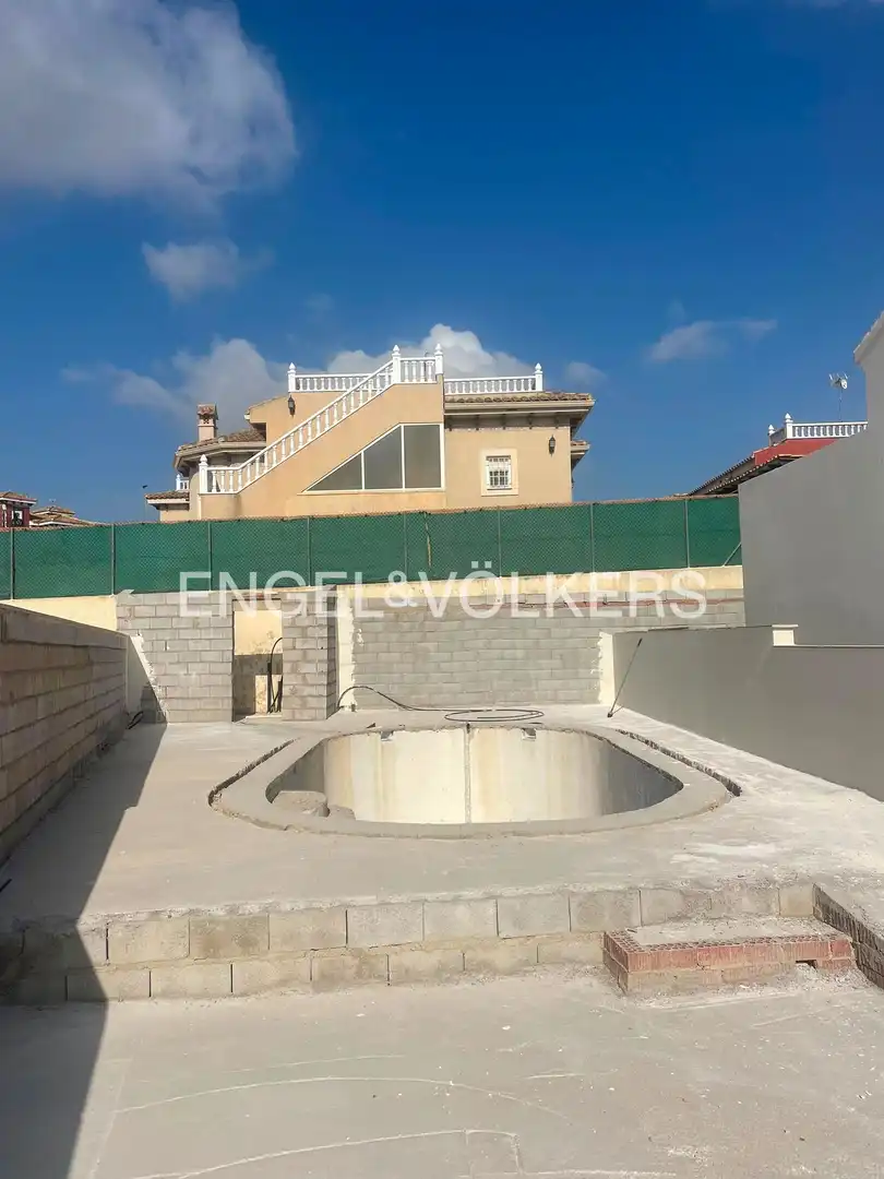 Piscina de Casa adosada en venda en Bigastro amb Aire condicionat, Calefacció i Jardí privat
