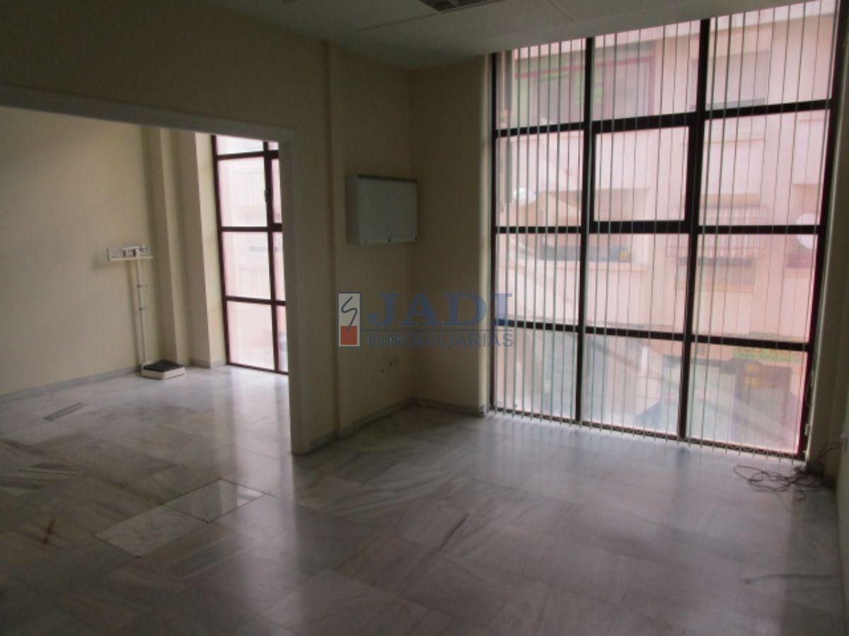 Office to rent in Valdepeñas  with Air Conditioner