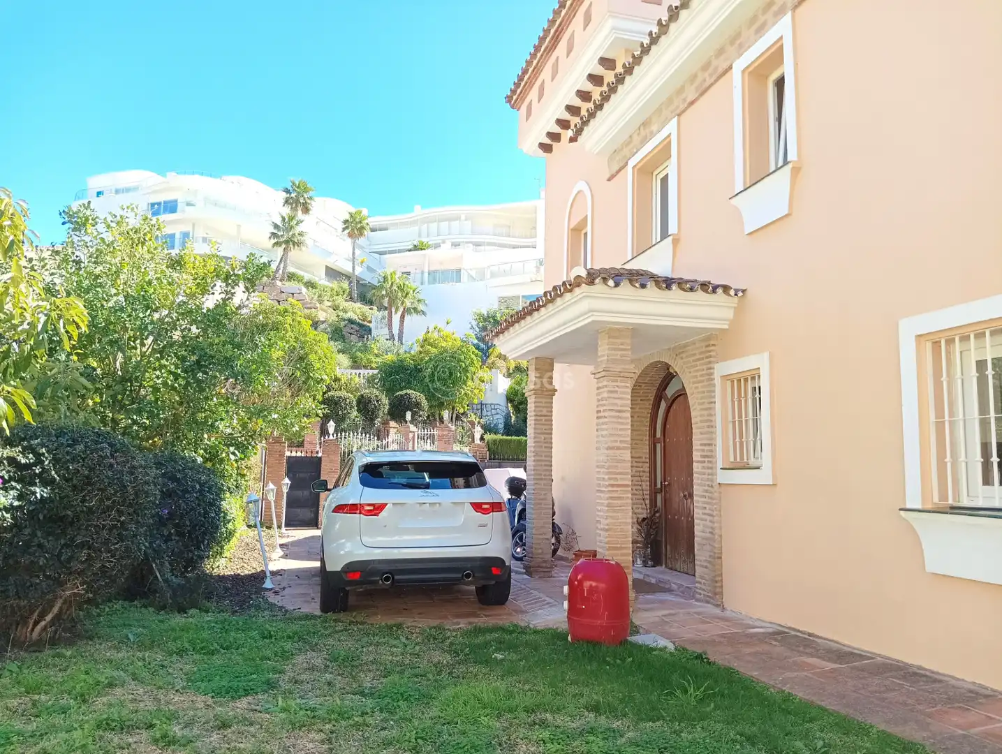 Vista exterior de Casa o xalet en venda en Benalmádena amb Aire condicionat, Calefacció i Jardí privat
