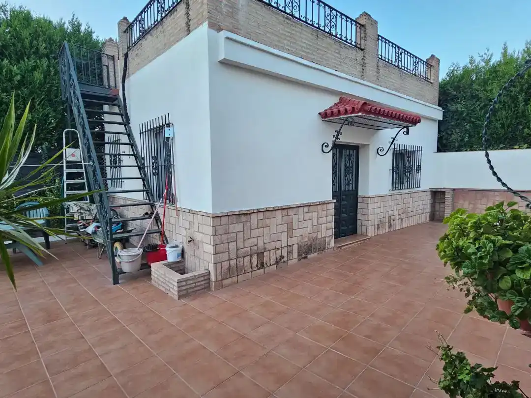 Vista exterior de Pis en venda en Espartinas amb Aire condicionat, Jardí privat i Piscina
