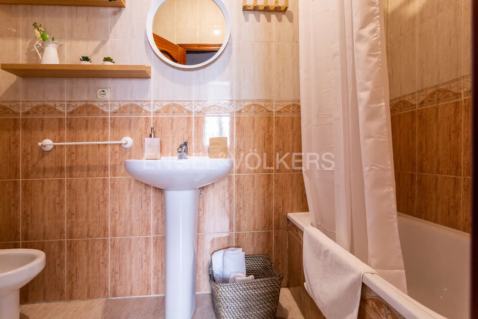 Bany de Apartament de lloguer en Sevilla amb Aire condicionat, Calefacció i Moblat