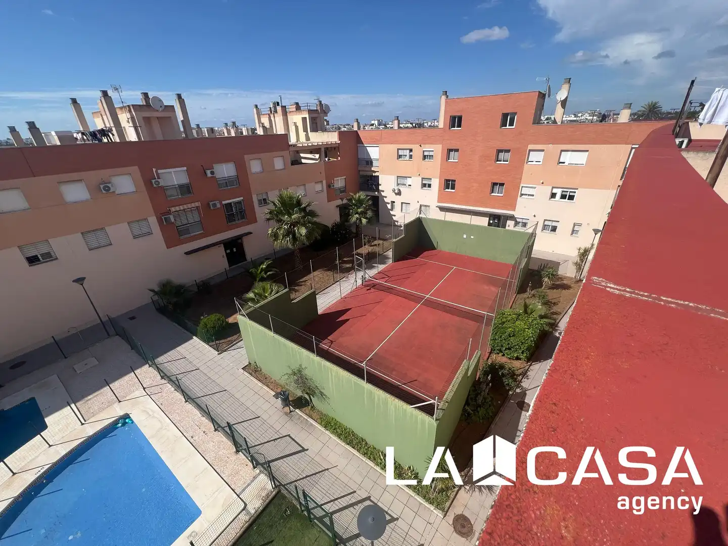 Vista exterior de Planta baja en venta en Dos Hermanas con Trastero y Piscina
