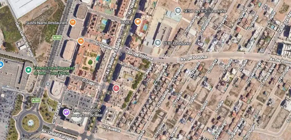 Vista exterior de Pis en venda en Roquetas de Mar amb Balcó i Piscina comunitària