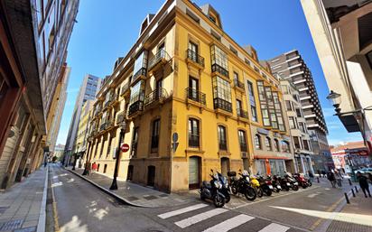 Vista exterior de Apartament en venda en Gijón  amb Calefacció, Parquet i Moblat