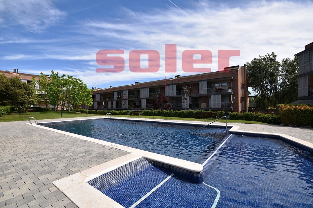 Piscina de Pis en venda en Sant Cugat del Vallès amb Aire condicionat, Traster i Piscina comunitària