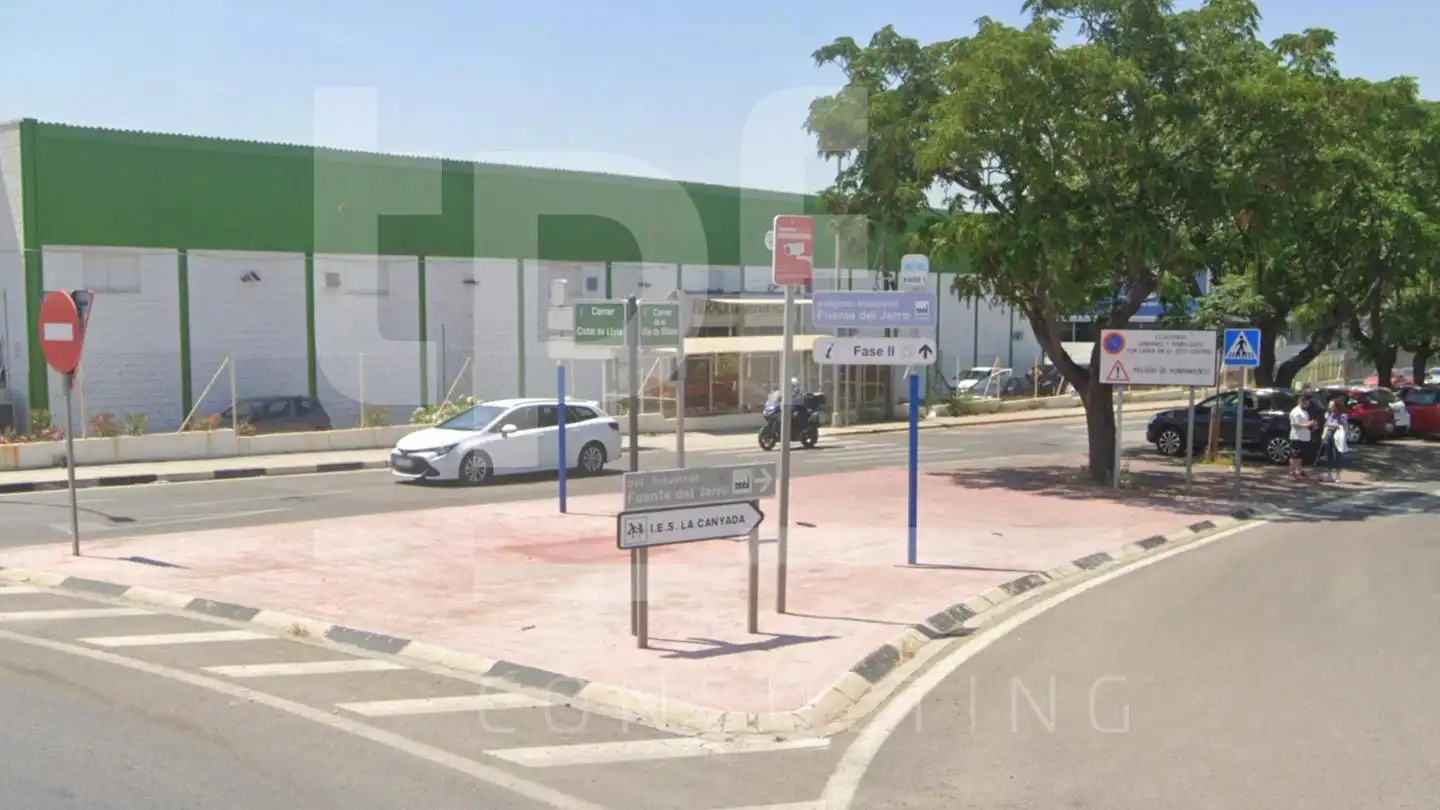 Parkplatz von Fabrikhallen zum Verkauf in Paterna