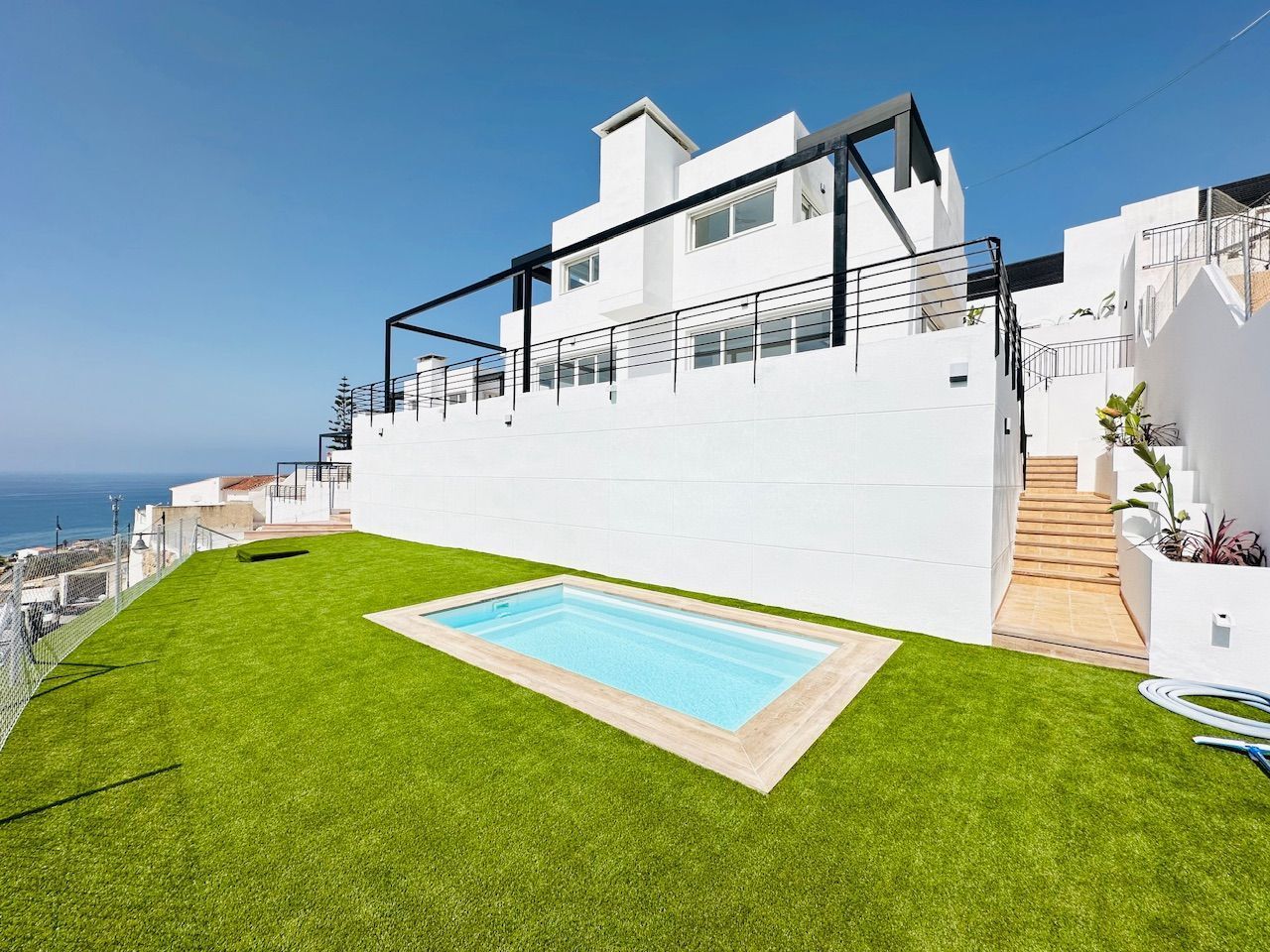 Vista exterior de Casa o xalet en venda en Torrox amb Jardí privat, Traster i Piscina