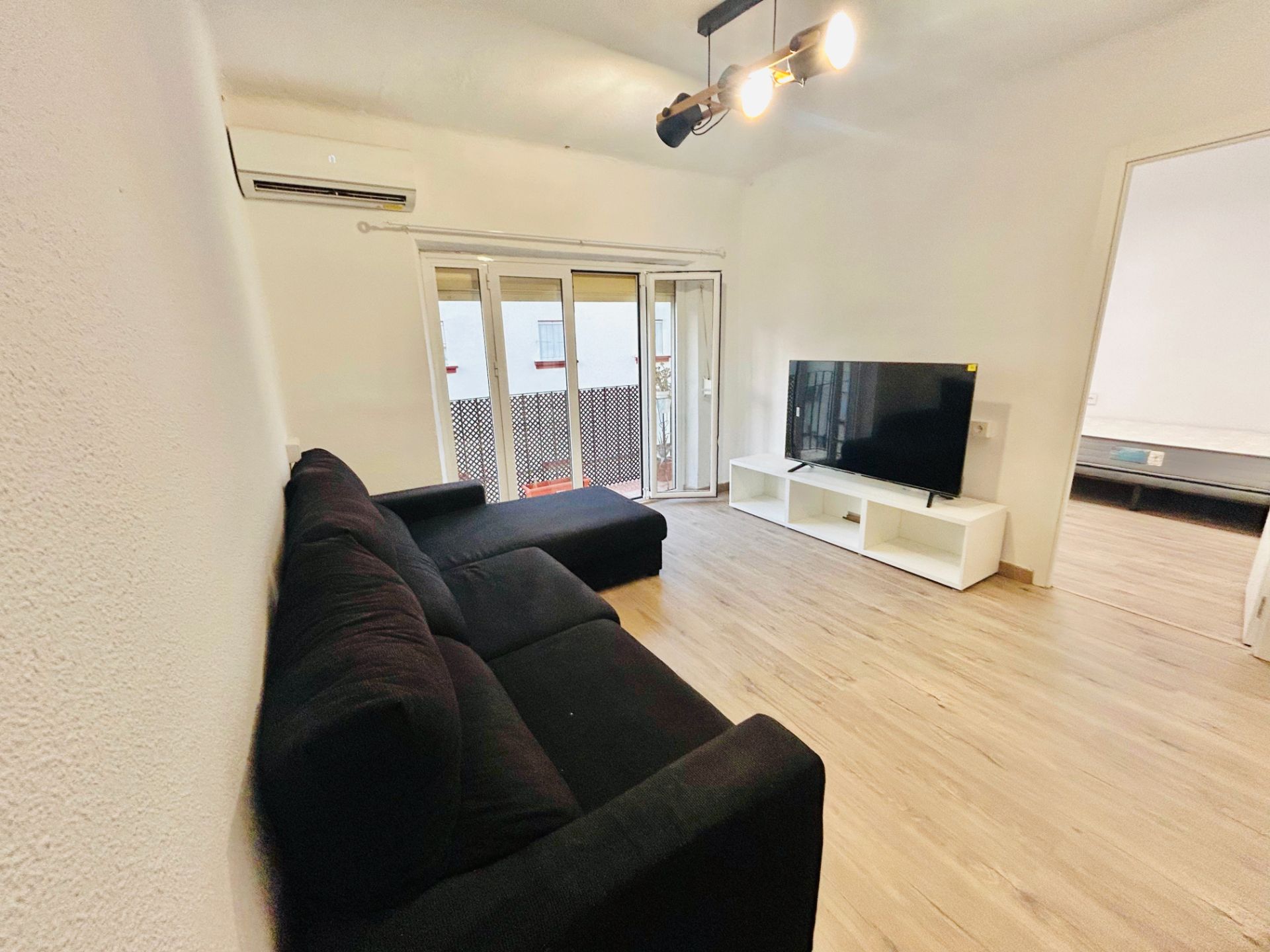 Living room of Flat to rent in  Granada Capital  with Air Conditioner, Heating and Furnished