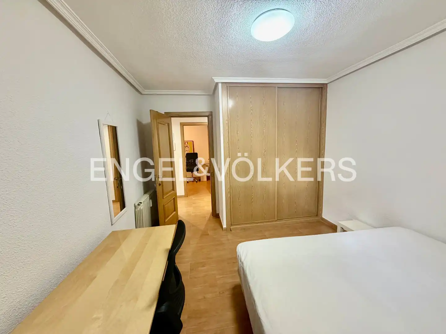 Schlafzimmer von Wohnung zur Miete in Madrid mit Heizung, Parkett und Möbliert