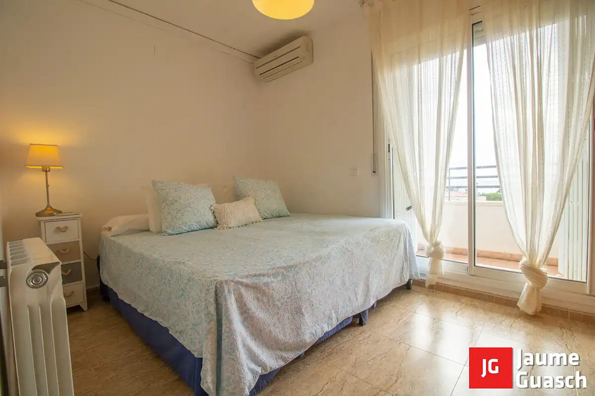 Schlafzimmer von Einfamilien-Reihenhaus zum Verkauf in Torredembarra mit Klimaanlage, Heizung und Privatgarten