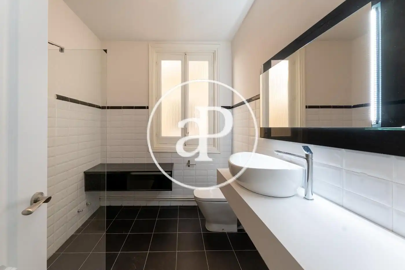 Bathroom of Flat for rent in Madrid  with Air Conditioner, Heating and Balcony