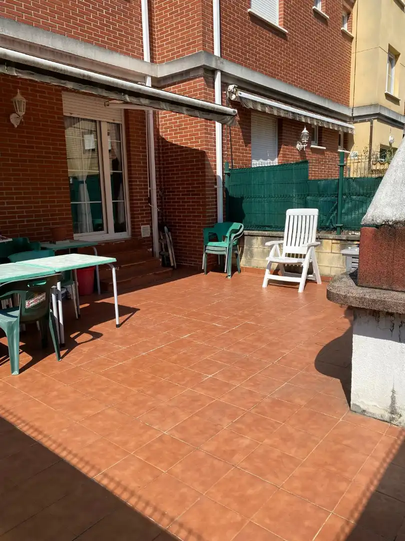 Terrasse von Einfamilien-Reihenhaus zum Verkauf in Castro-Urdiales mit Heizung, Privatgarten und Parkett