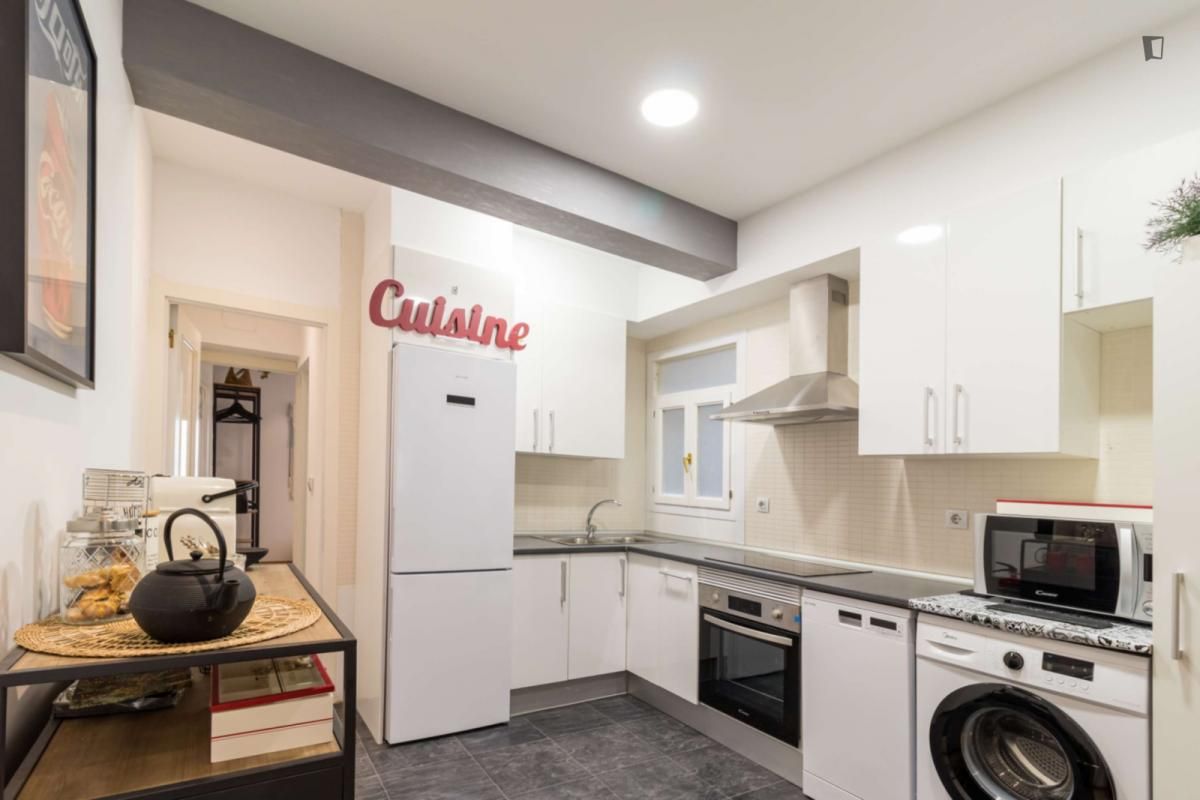 Cuina de Apartament de lloguer en Santander amb Moblat, Forn i Rentadora