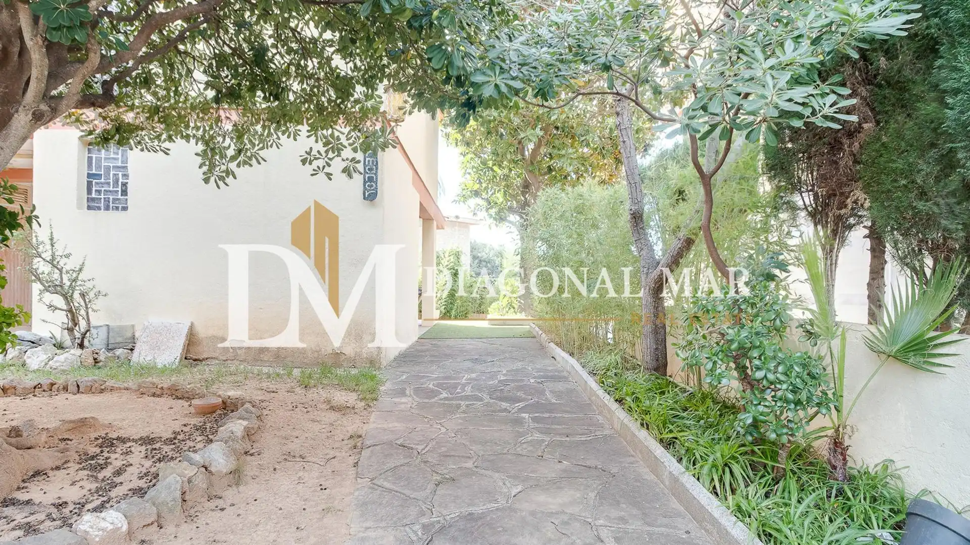 Vista exterior de Casa o xalet en venda en Castelldefels amb Jardí privat, Terrassa i Traster