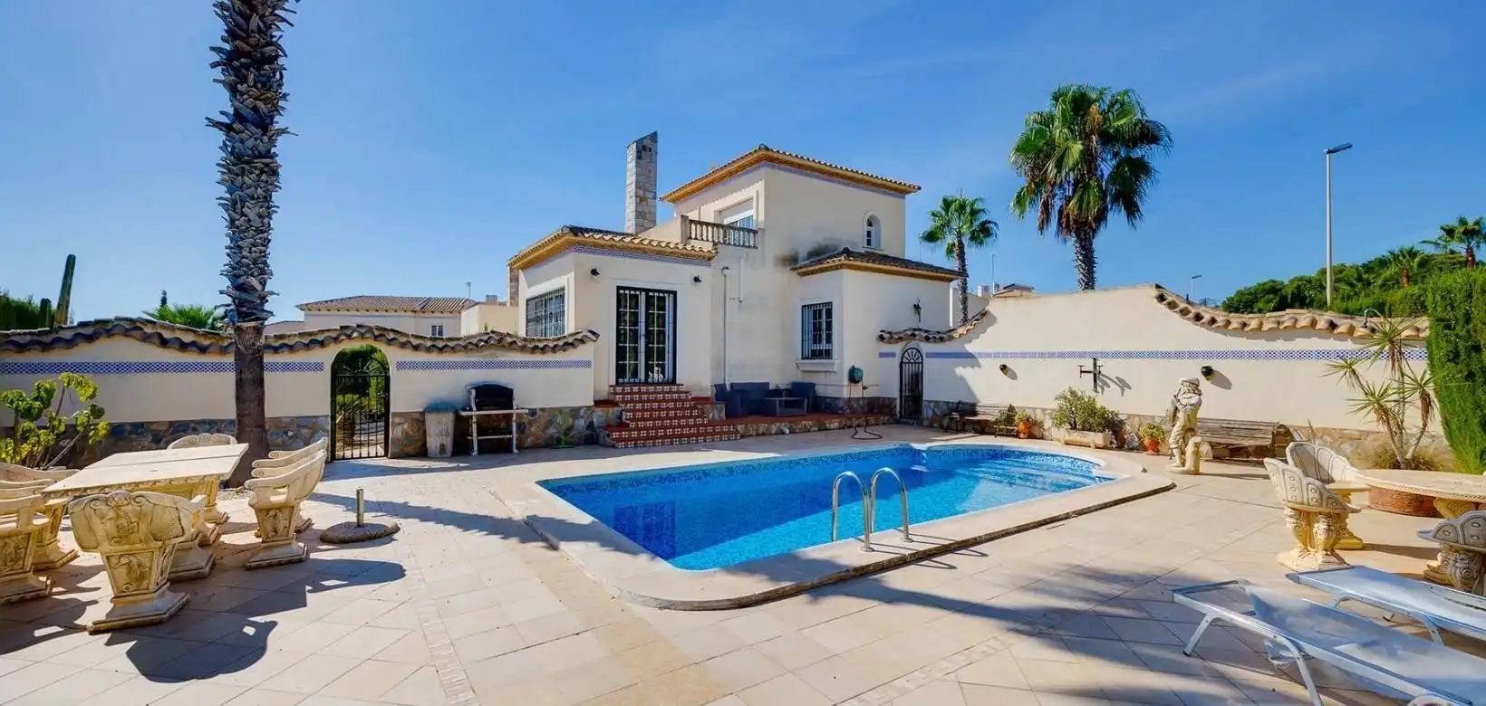 Vista exterior de Casa o xalet en venda en Orihuela amb Aire condicionat, Calefacció i Jardí privat